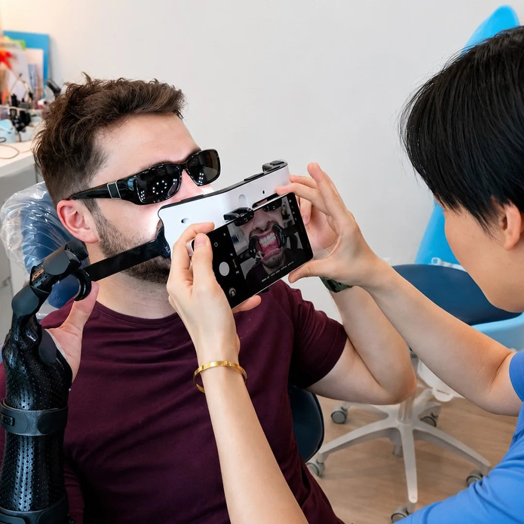 Smartphone intraoral photography with dental photography light